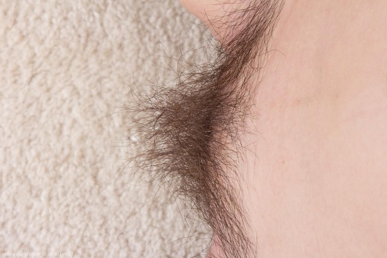 20P A amadora curvilínea Lucy Dutch expõe seu arbusto úmido e peludo e seios naturais sensuais
