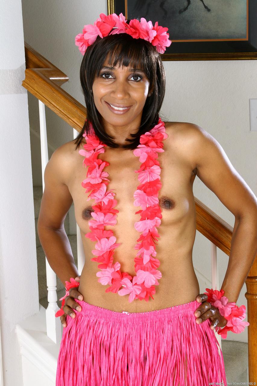 20P La sexy MILF latina sara exponiendo sus pequeñas tetas y agujeros en solitario