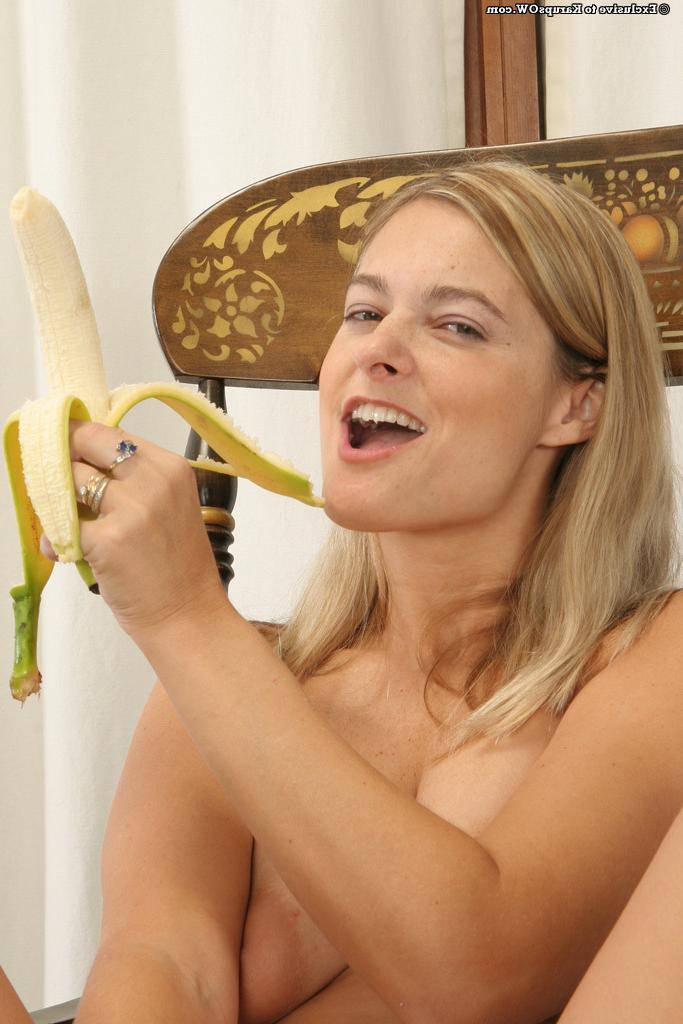 16P Versaute blonde MILF mit sexy Kurven befriedigt ihre Fotze mit einer Banane
