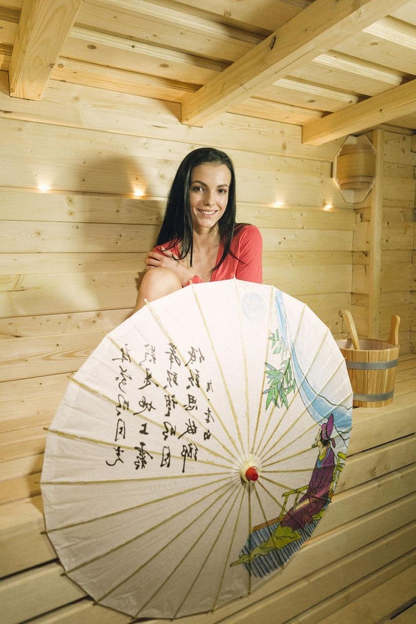 15P A adolescente morena magra Sapphira A se masturba enquanto está na sauna