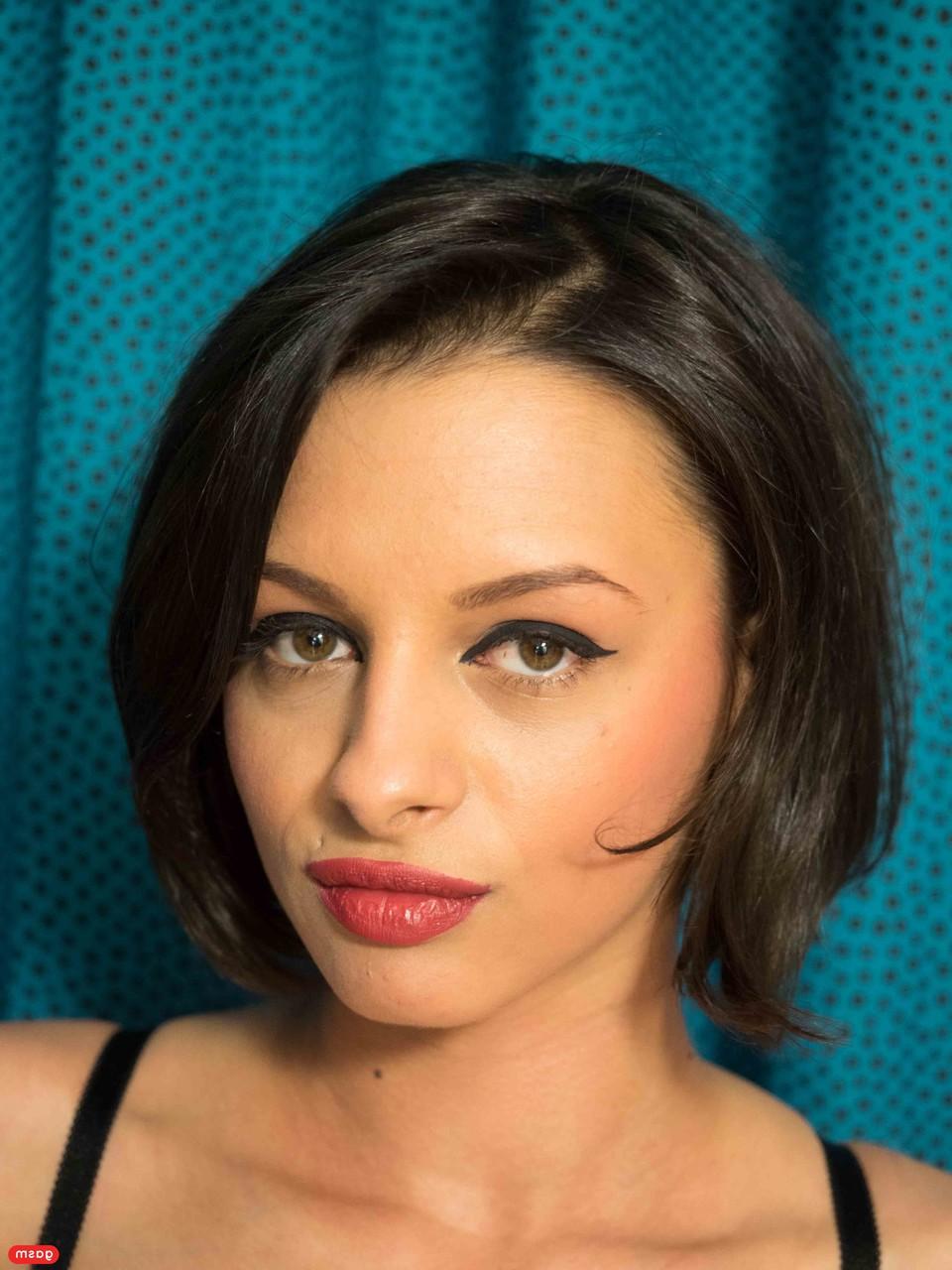 15P Das österreichische Babe Soraya zeigt ihren zierlichen Körper in Dessous und High Heels