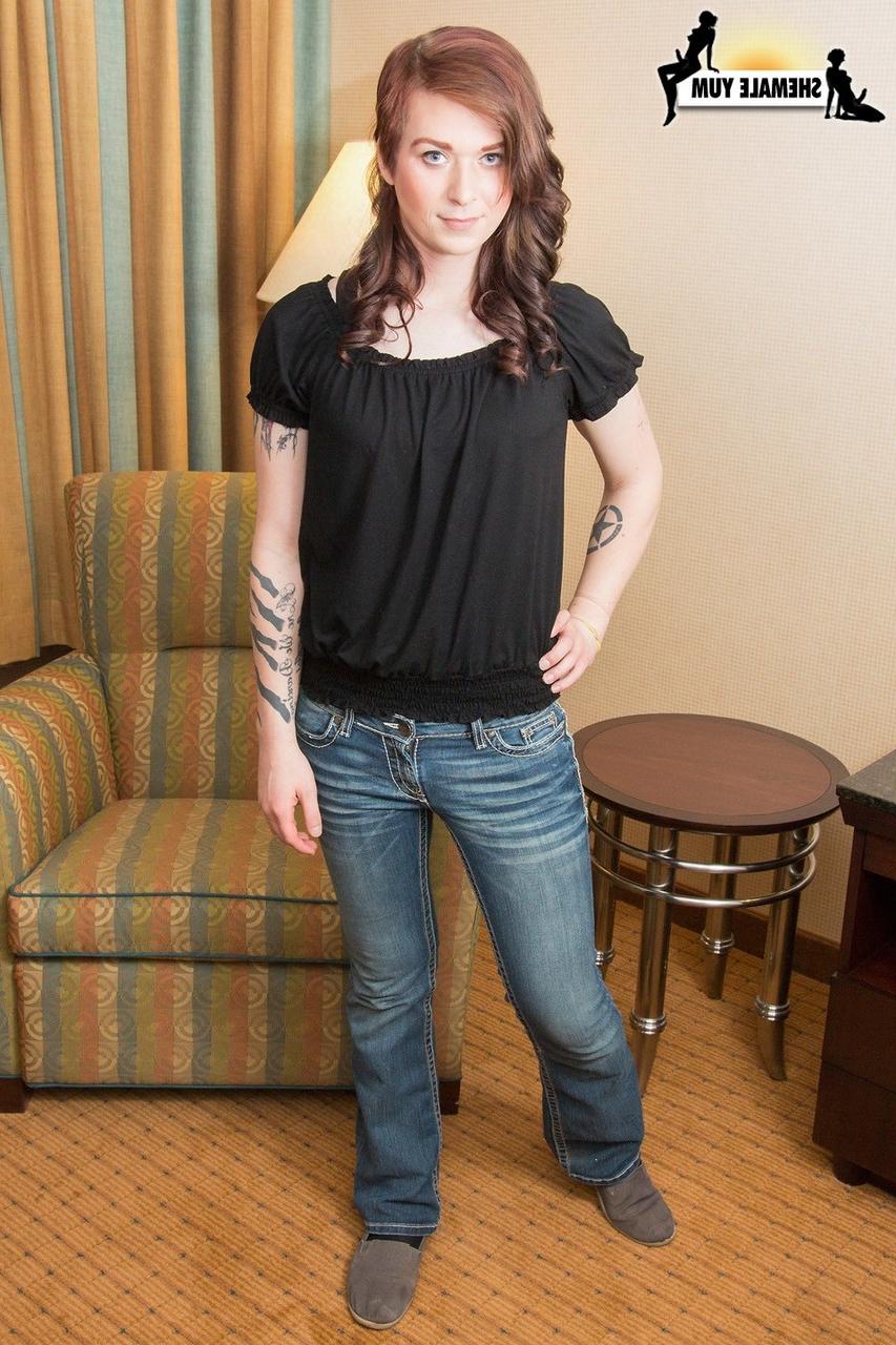 16P Transgirl sexy com tatuagens Taryn Elizabeth tira a calça jeans e posa nua