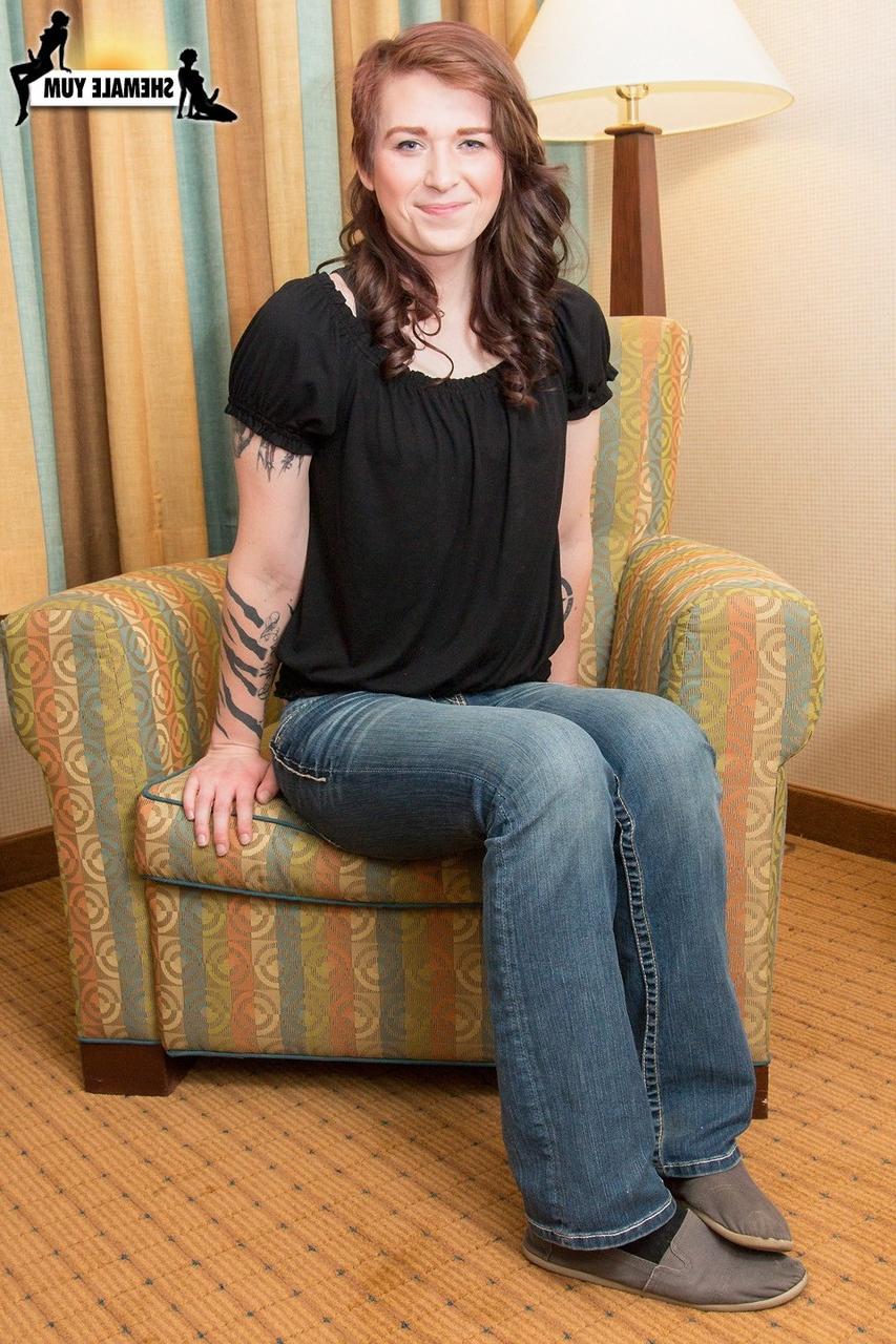 16P Transgirl sexy com tatuagens Taryn Elizabeth tira a calça jeans e posa nua