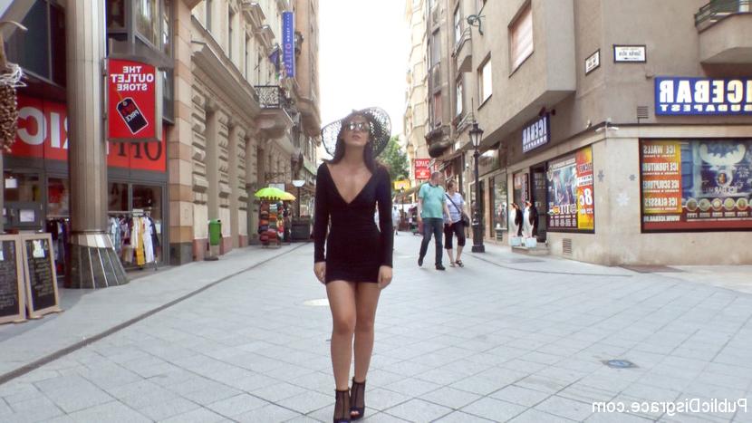 15P Une jolie jeune fille se fait gangbanger devant un public en direct
