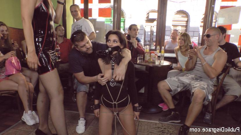 15P Une jolie jeune fille se fait gangbanger devant un public en direct