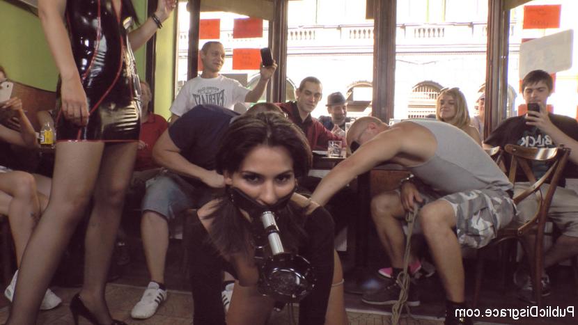 15P Une jolie jeune fille se fait gangbanger devant un public en direct