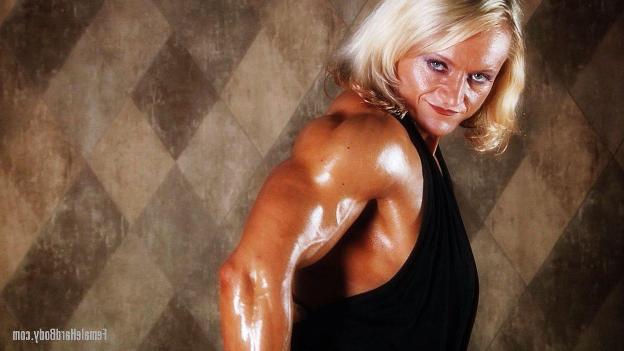 20P La bodybuilder blonde slovène Brigita Brezovac montre son décolleté et ses muscles chauds.