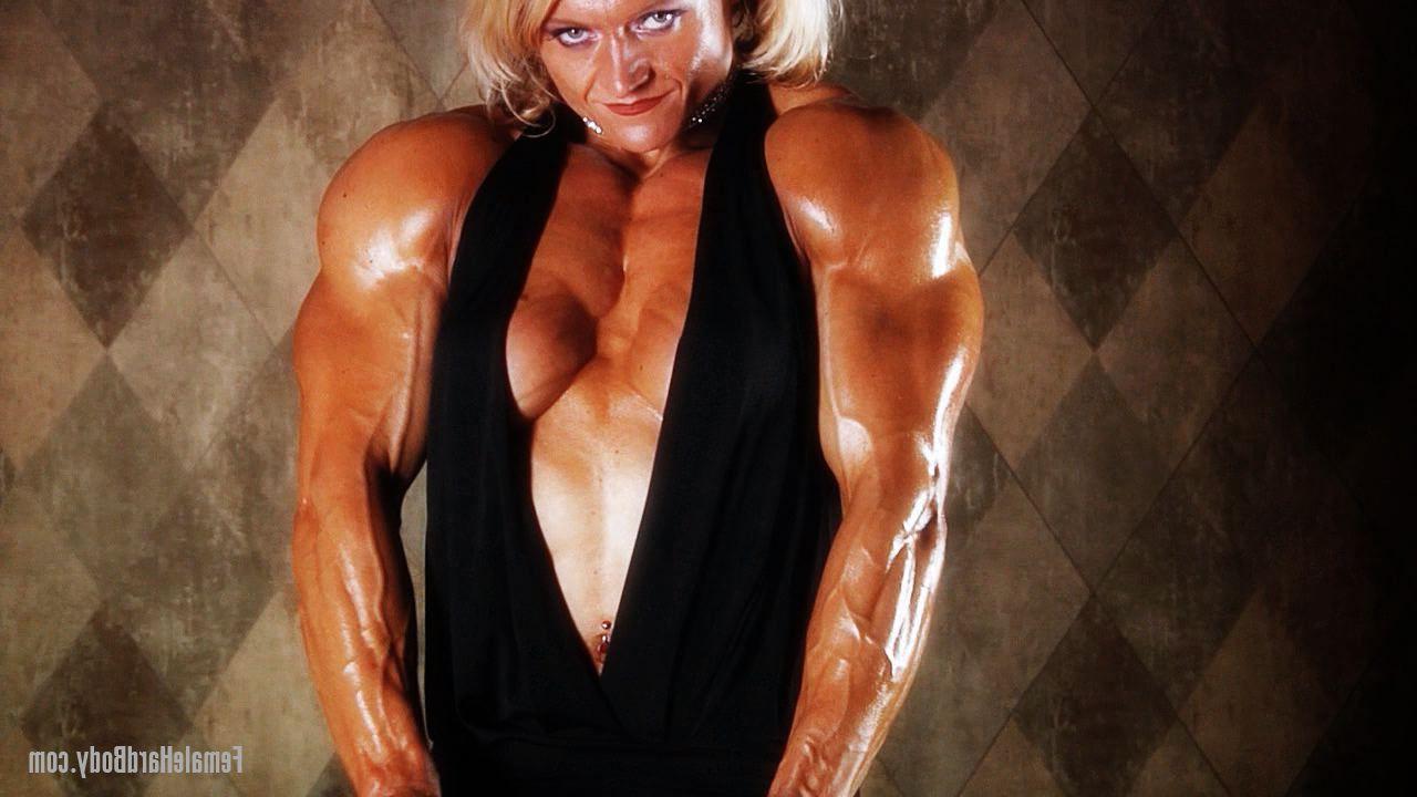 20P La bodybuilder blonde slovène Brigita Brezovac montre son décolleté et ses muscles chauds.