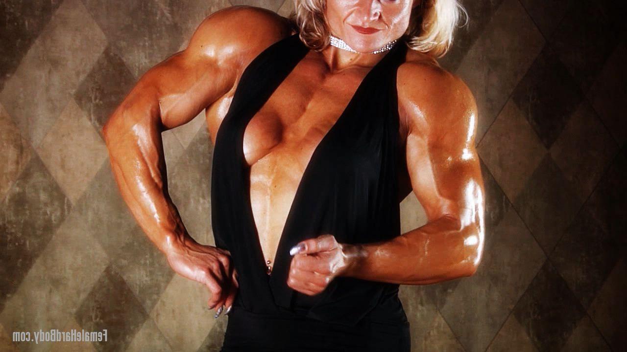 20P La bodybuilder blonde slovène Brigita Brezovac montre son décolleté et ses muscles chauds.