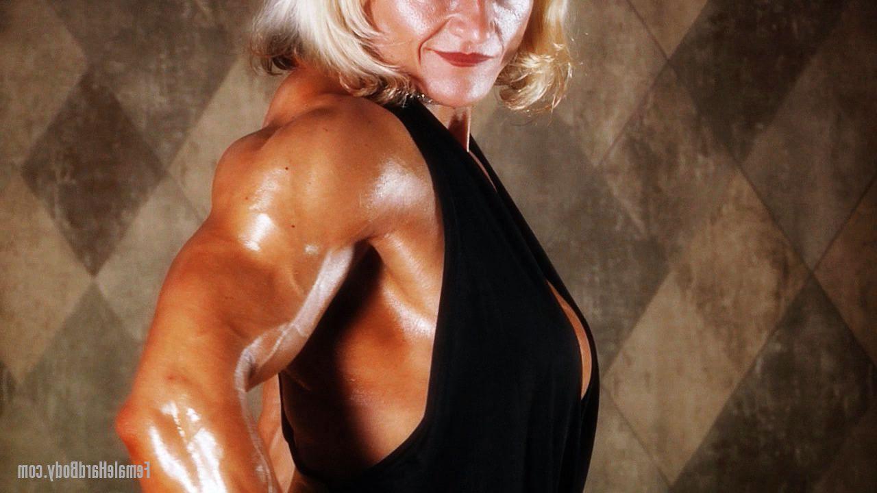 20P La bodybuilder blonde slovène Brigita Brezovac montre son décolleté et ses muscles chauds.