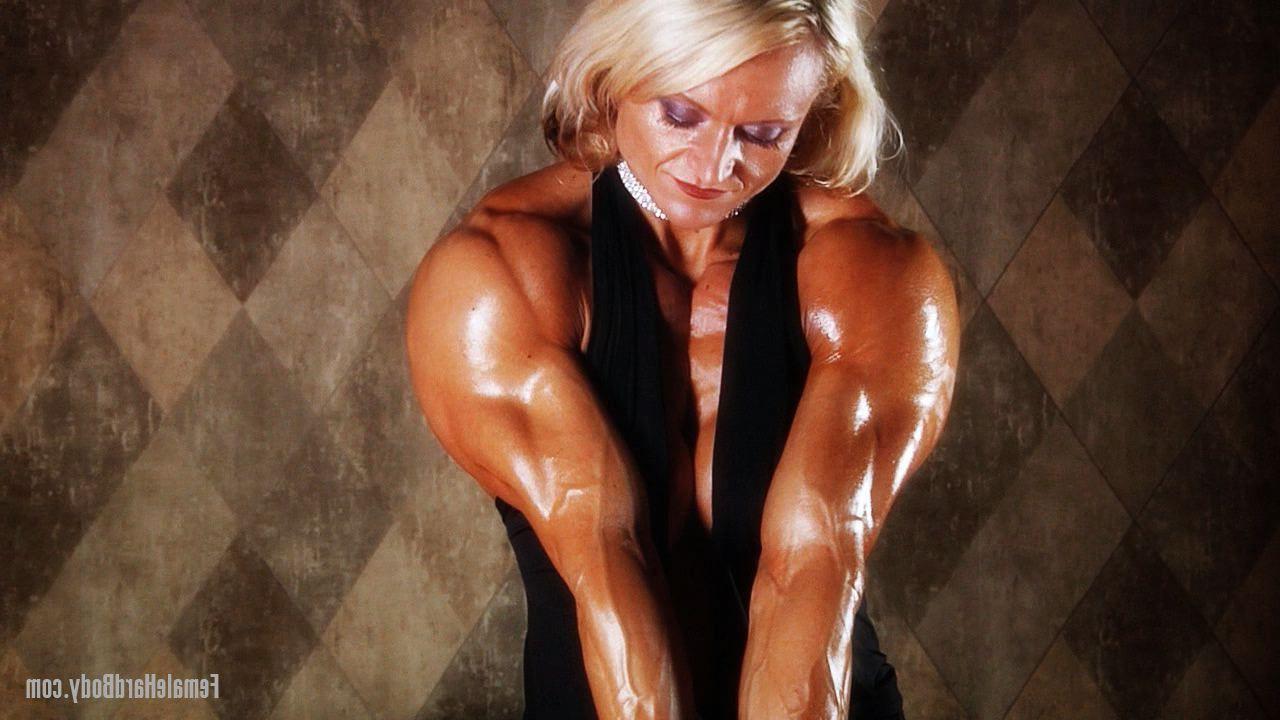 20P La bodybuilder blonde slovène Brigita Brezovac montre son décolleté et ses muscles chauds.