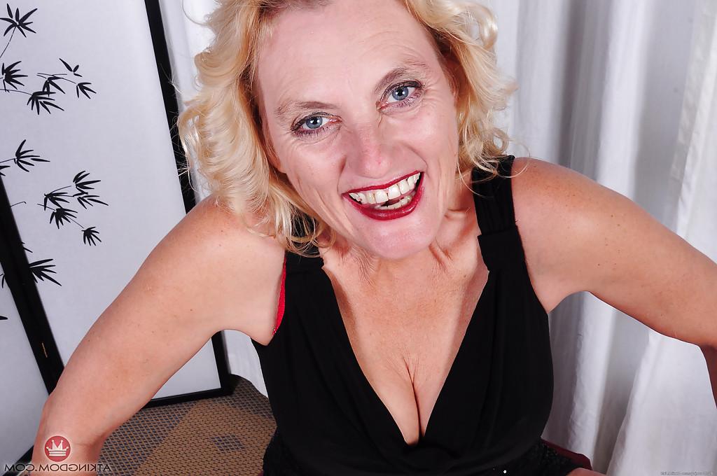 16P Lady Dalbin, une blonde mature, se déshabille pour étaler sa chatte rasée de grand-mère.