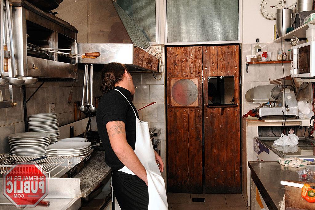 20P Transexual sexy Vanuchi le da mamada y se la follan después de cocinar en la cocina
