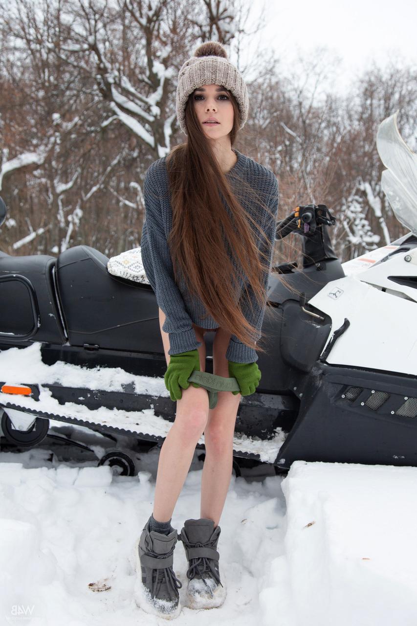 20P La joven rusa leona mia muestra su dulce coño y sus tetas naturales mientras anda en moto de nieve