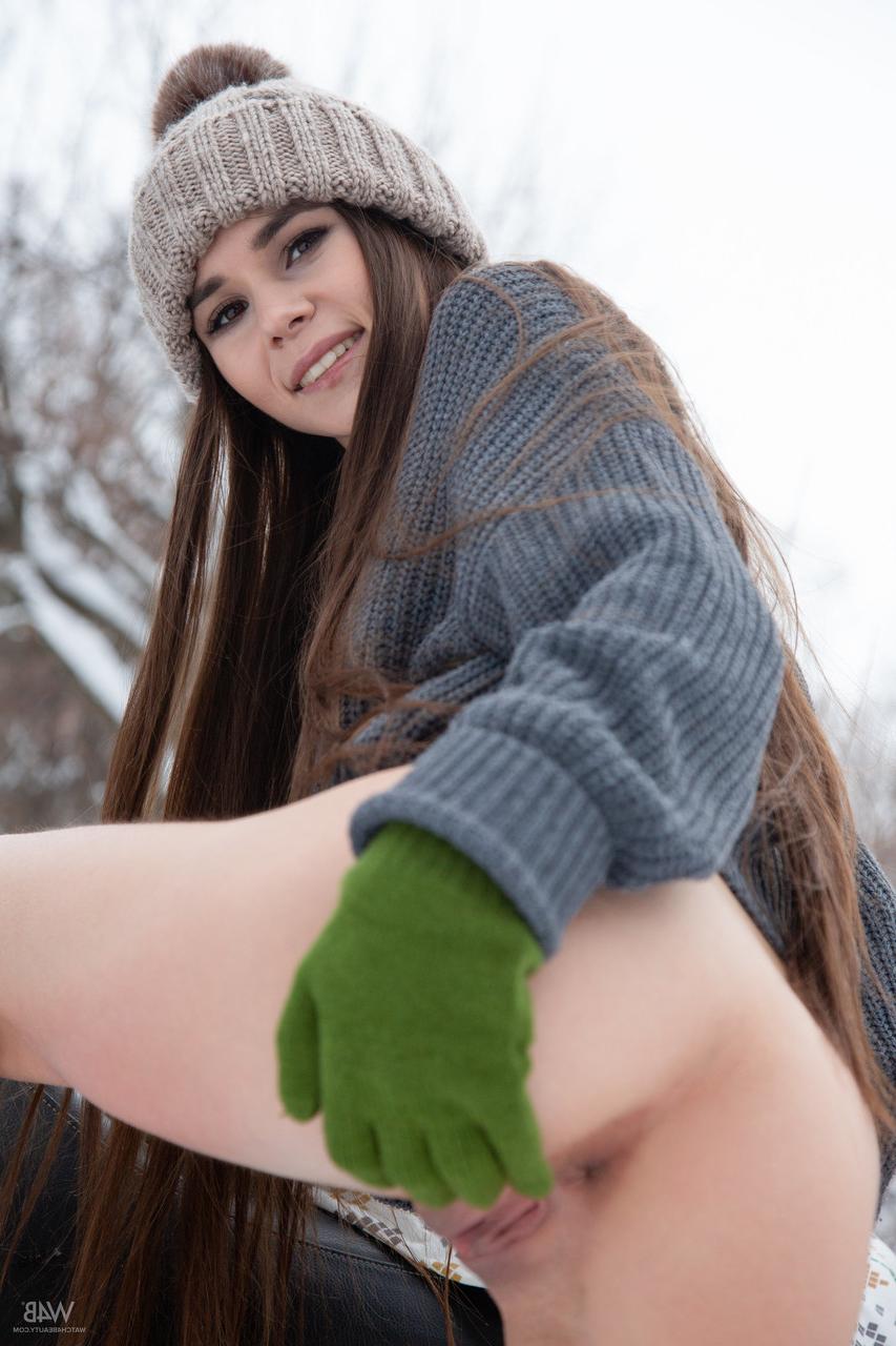20P La joven rusa leona mia muestra su dulce coño y sus tetas naturales mientras anda en moto de nieve