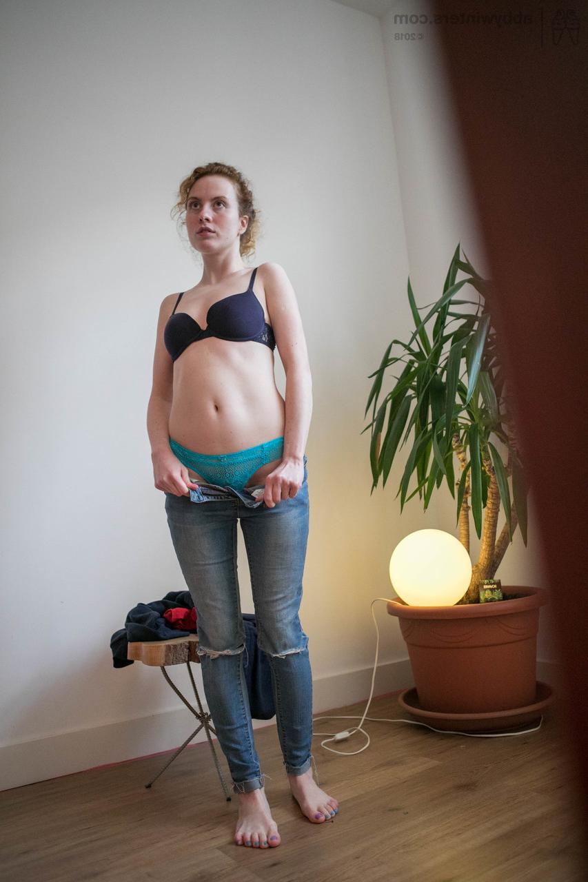 17P La pelirroja pequeña Sonya revela su arbusto natural y sus pequeñas tetas naturales mientras se viste