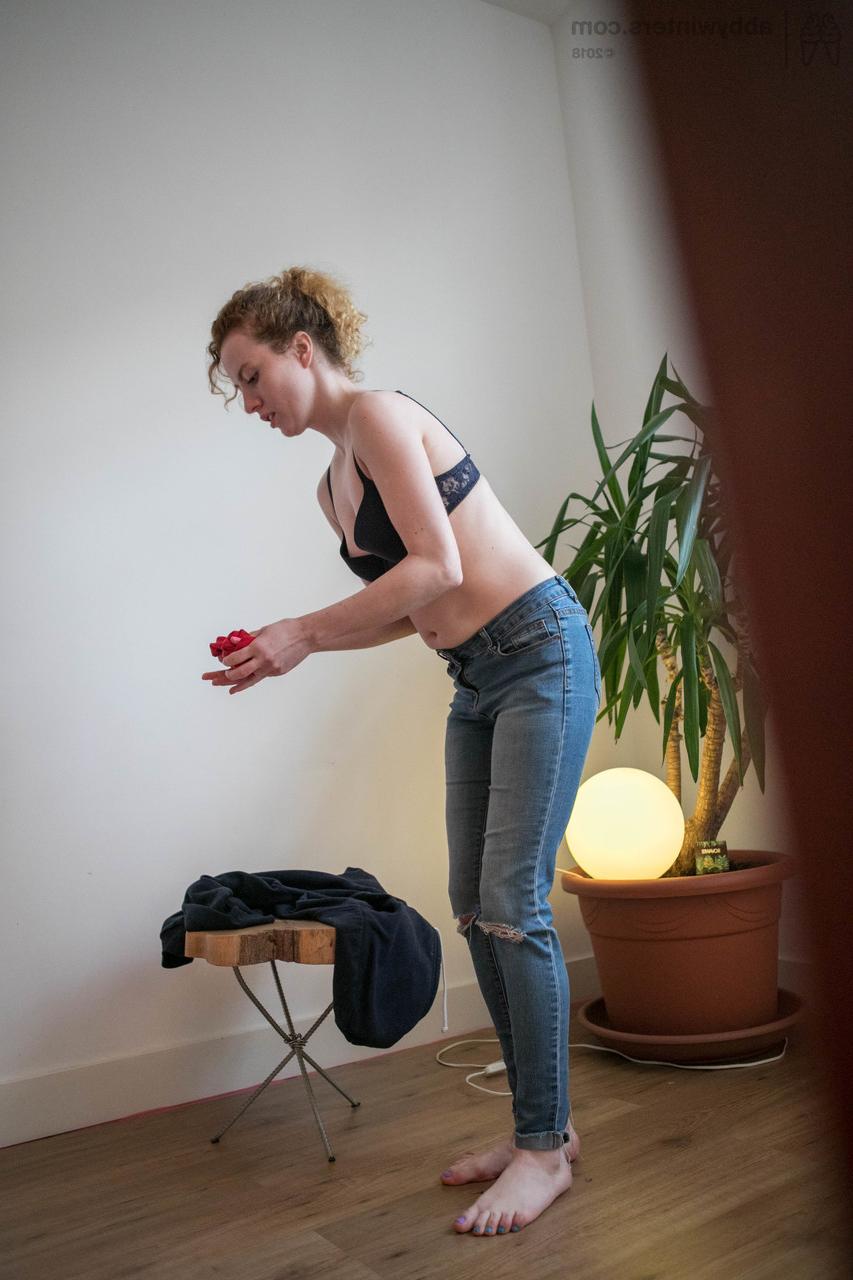 17P La pelirroja pequeña Sonya revela su arbusto natural y sus pequeñas tetas naturales mientras se viste