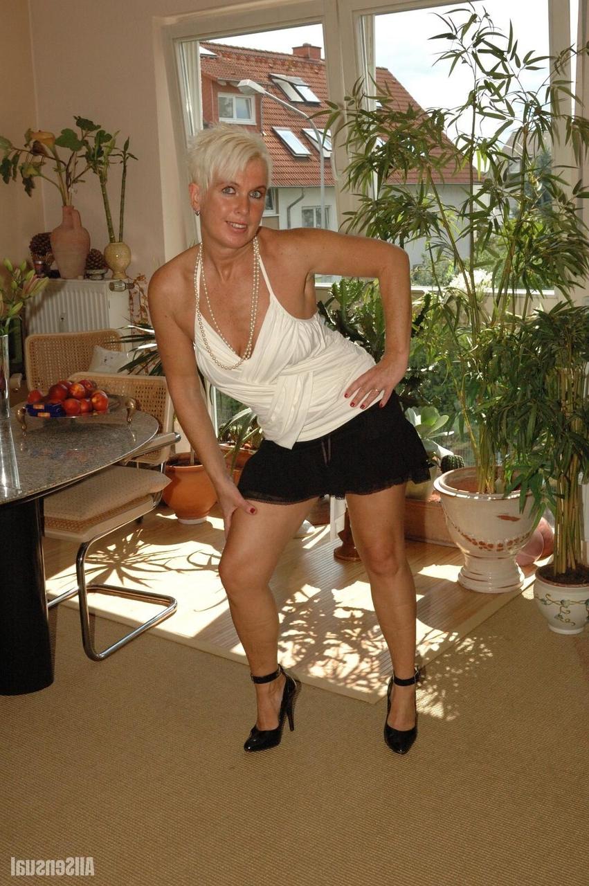 12P Mulher caucasiana com cabelo loiro curto Claudia libera seus seios naturais