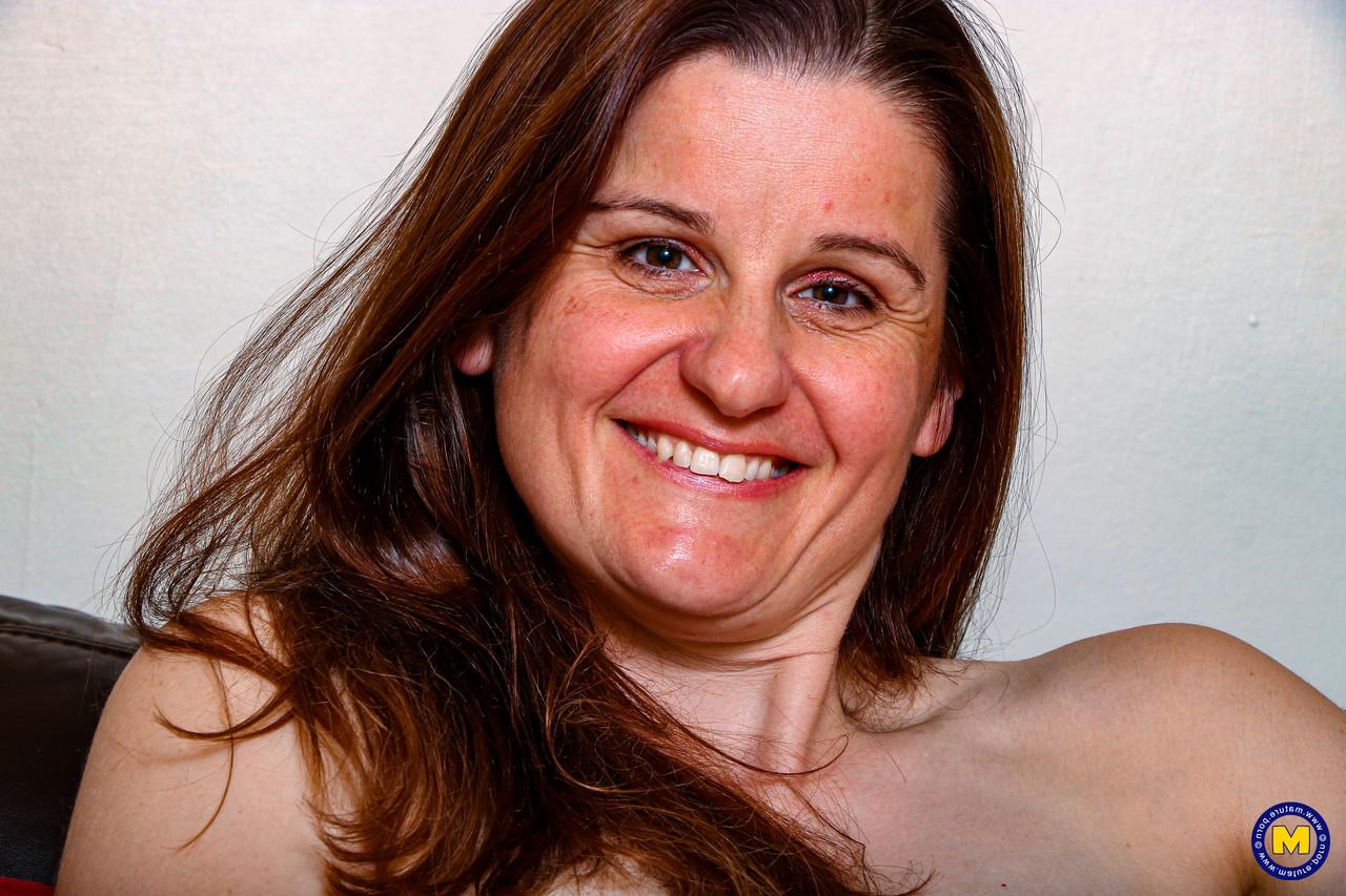 20P Mulher madura Alison faz um strip-tease quente em meias e salto alto