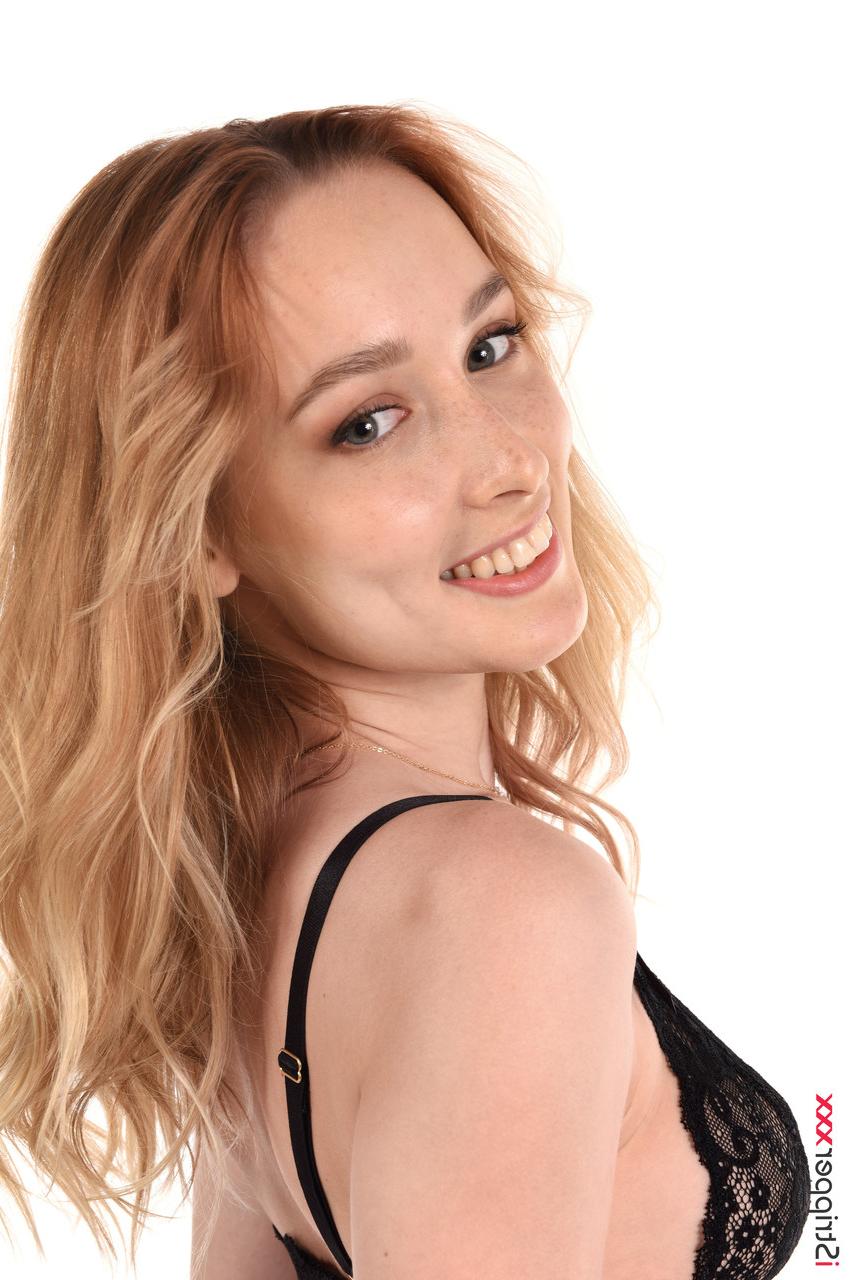 15P A garota sexy Kelly Collins acaba com a lingerie preta antes de se masturbar