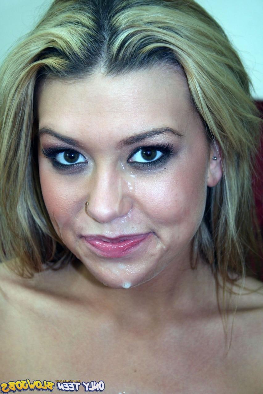 17P O cara goza na cara da loira gostosa Tiffany Rayne depois que ela faz um boquete nele