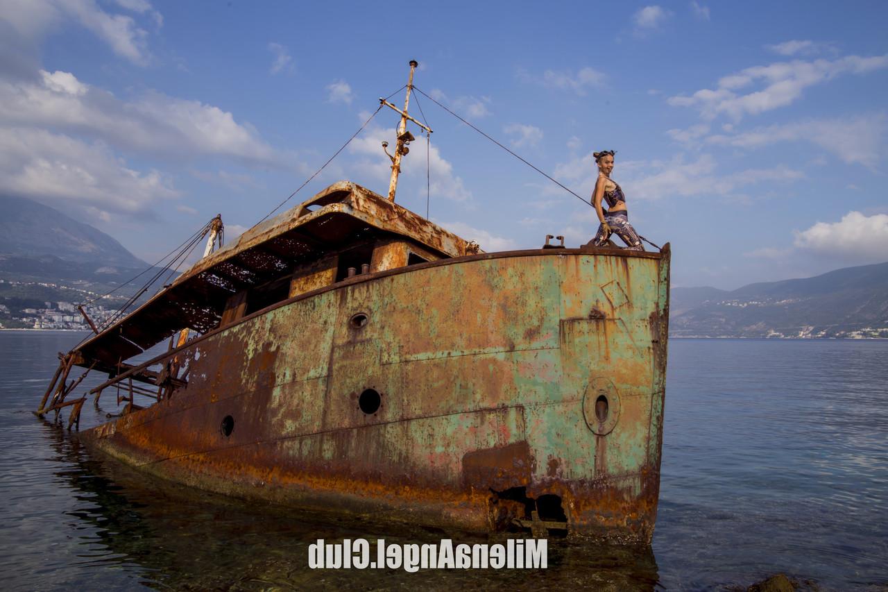15P Das dünne Babe Milena Angel posiert nackt auf einem rostigen, verlassenen Schiff