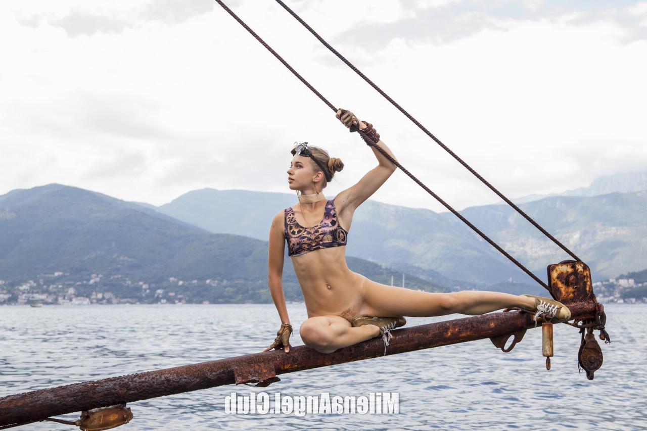 15P Das dünne Babe Milena Angel posiert nackt auf einem rostigen, verlassenen Schiff