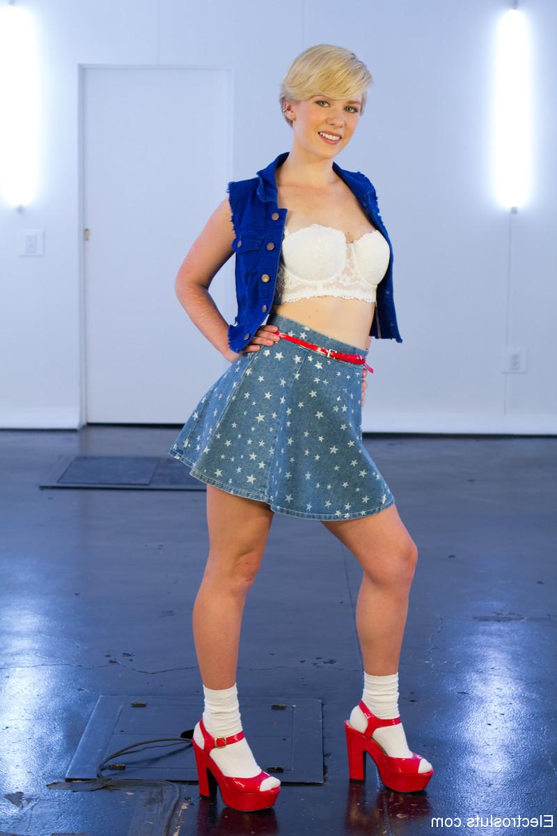 20P Electro Sluts Ariel X, Lexi LaRue