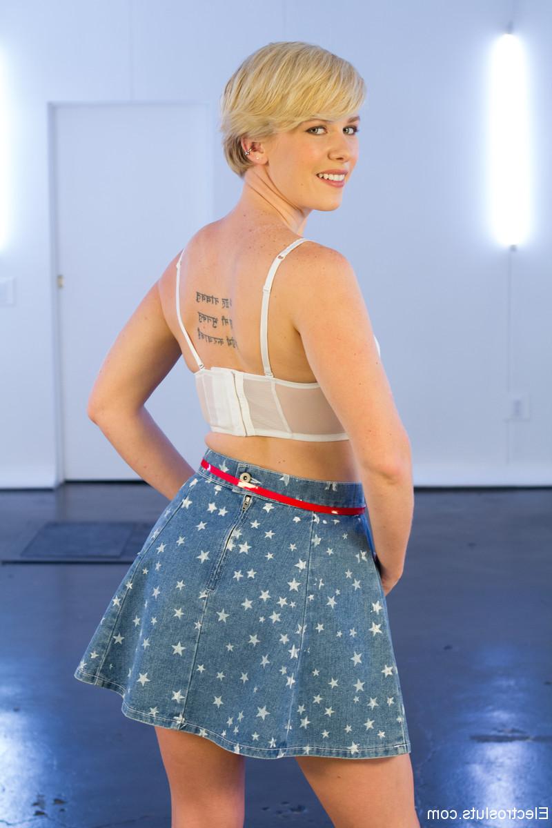 20P Electro Sluts Ariel X, Lexi LaRue