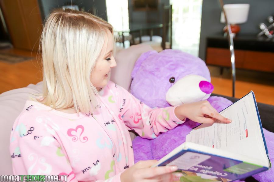 18P Die kleine blonde Süße Natalia Queen bumst Teddybär und nimmt den großen Schwanz ihres Stiefbruders