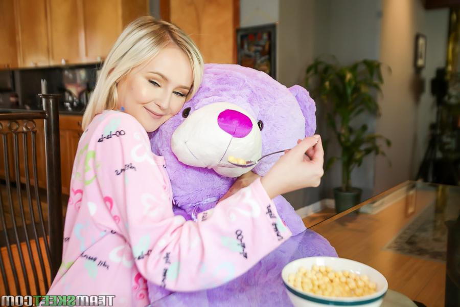 18P Die kleine blonde Süße Natalia Queen bumst Teddybär und nimmt den großen Schwanz ihres Stiefbruders