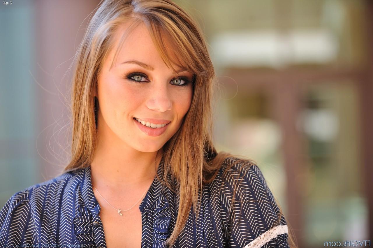 17P Capri, une amatrice amateur, montre ses seins et son cul en marchant en public.