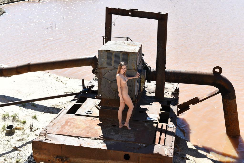 16P La dulce joven Maxa modela totalmente desnuda en una plataforma junto al agua