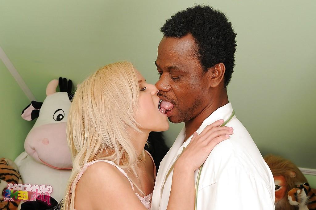 16P Lusty adolescente gata Bianka Lovely chupa e fode um grande galo negro