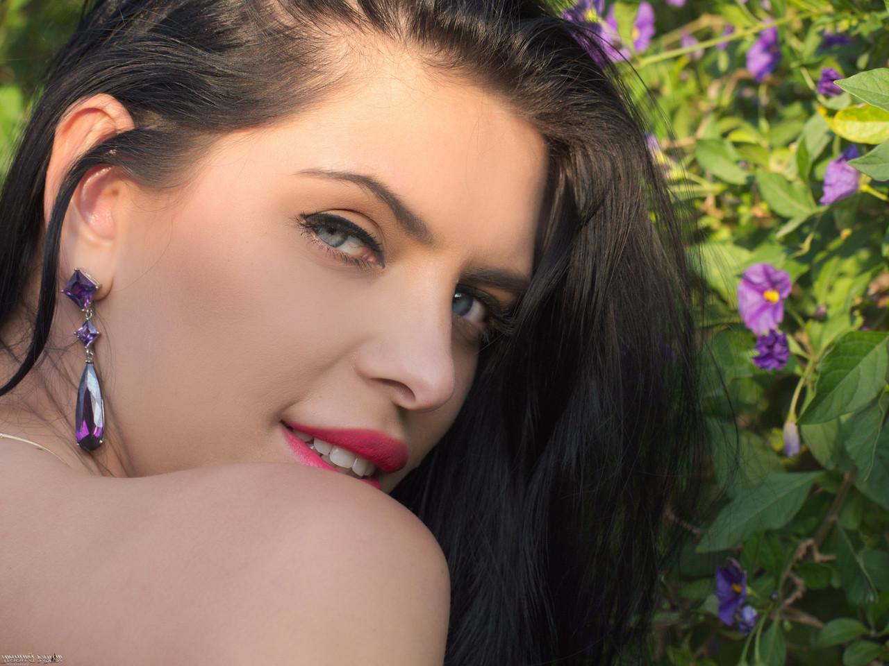 16P A sexy sedutora russa Kira Queen mostra seus peitos grandes no jardim