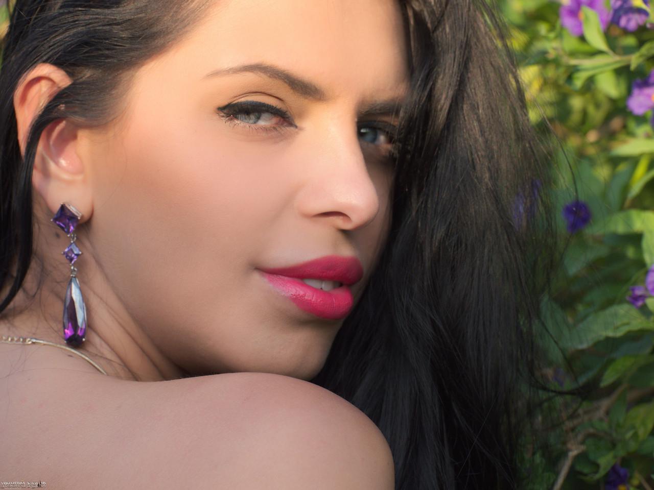 16P A sexy sedutora russa Kira Queen mostra seus peitos grandes no jardim
