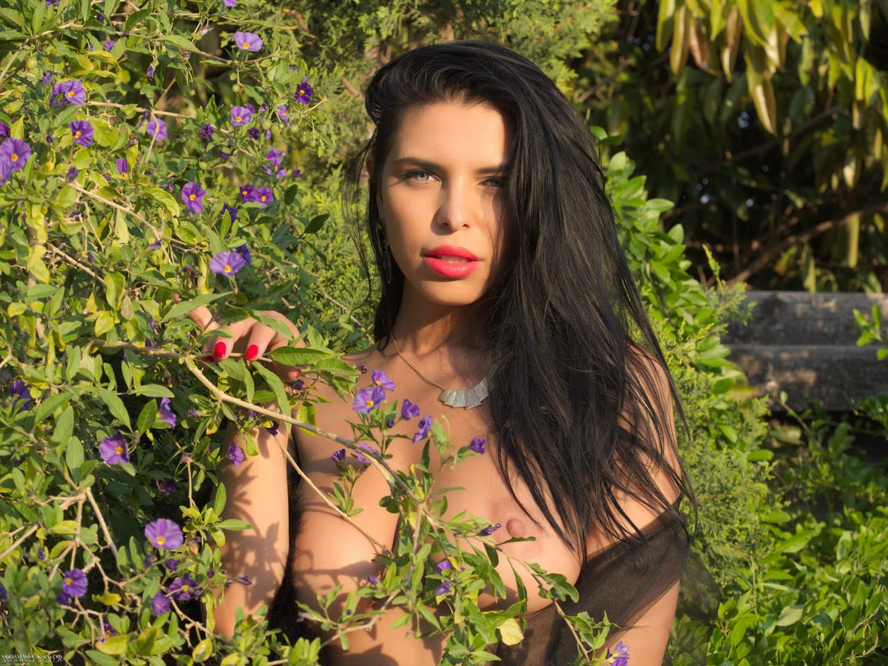 16P A sexy sedutora russa Kira Queen mostra seus peitos grandes no jardim