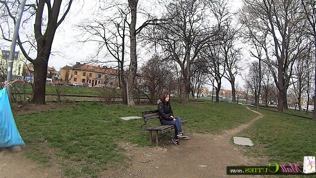 16P A bela adolescente Clara é pega em um parque público antes do sexo POV
