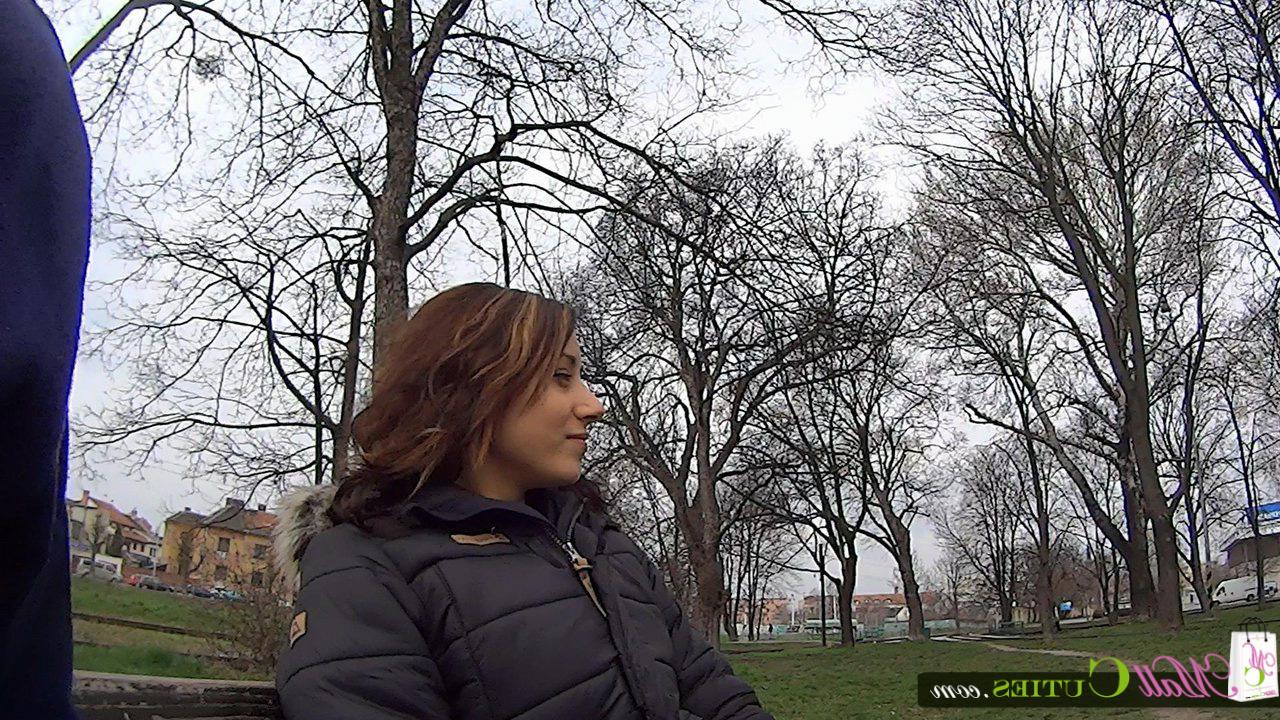 16P A bela adolescente Clara é pega em um parque público antes do sexo POV