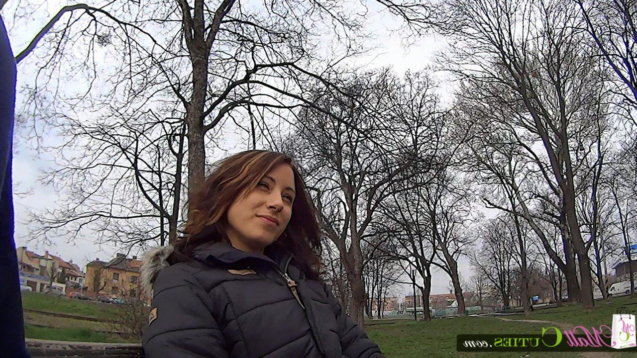 16P A bela adolescente Clara é pega em um parque público antes do sexo POV