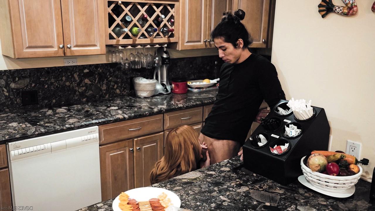 20P La joven americana Lacy Lennon es follada brutalmente por un semental asiático en el sofá