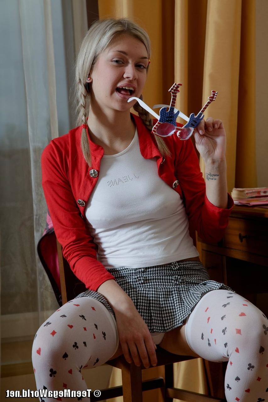 20P Yuki con trenzas se desnuda hasta quedar en medias antes de montar sus agujeros en un juguete enorme