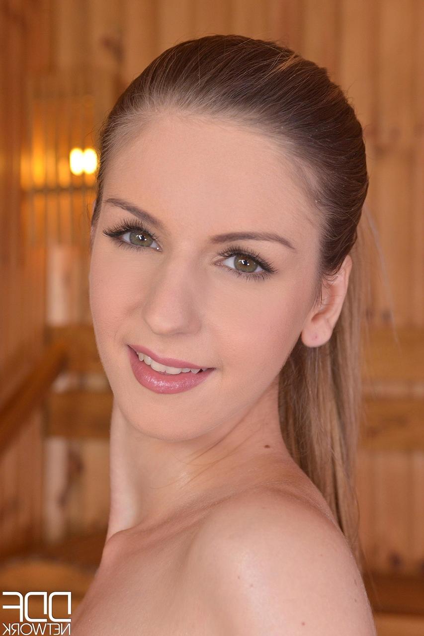 20P La chaude amatrice Stella Cox joue avec ses gros seins et sa chatte dans le sauna.