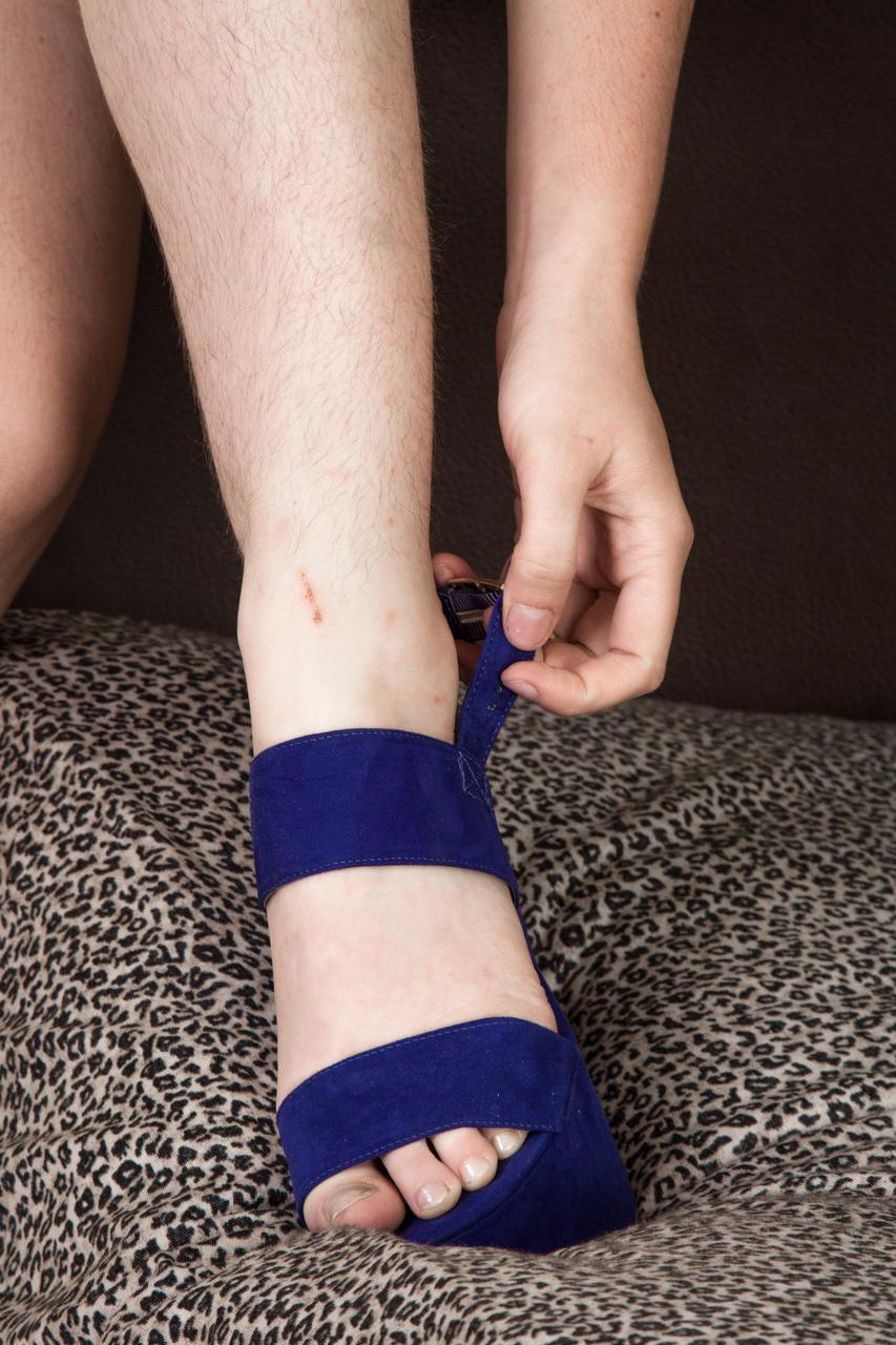 17P Flexible slut Barb shows off her hairy body parts as she sucks her own toes