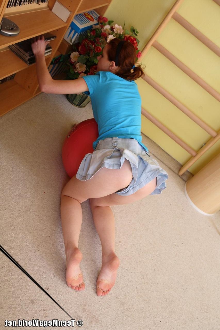 20P A adolescente sexy Dana C oferece vistas convidativas de sua deliciosa buceta raspada