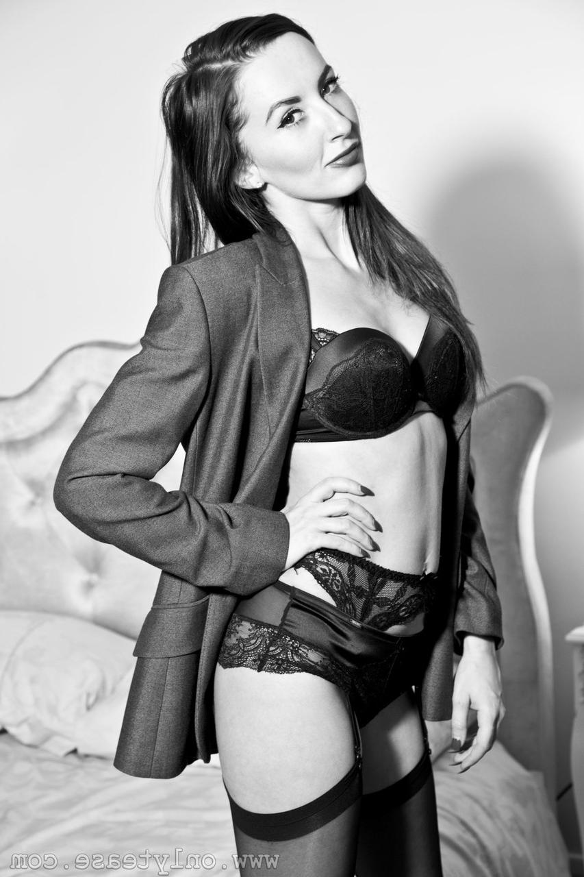 20P A empresária Sophia Smith posa de lingerie e brinca sozinha com os peitos