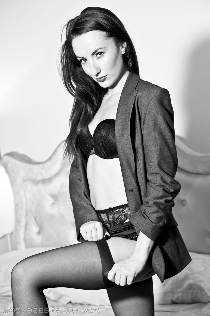 20P A empresária Sophia Smith posa de lingerie e brinca sozinha com os peitos