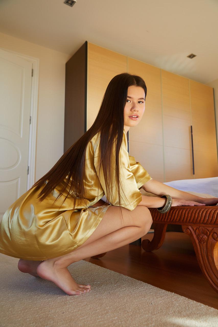 20P Das große Glamour-Babe Evelin Elle spielt aus nächster Nähe mit ihrer einladenden Muschi