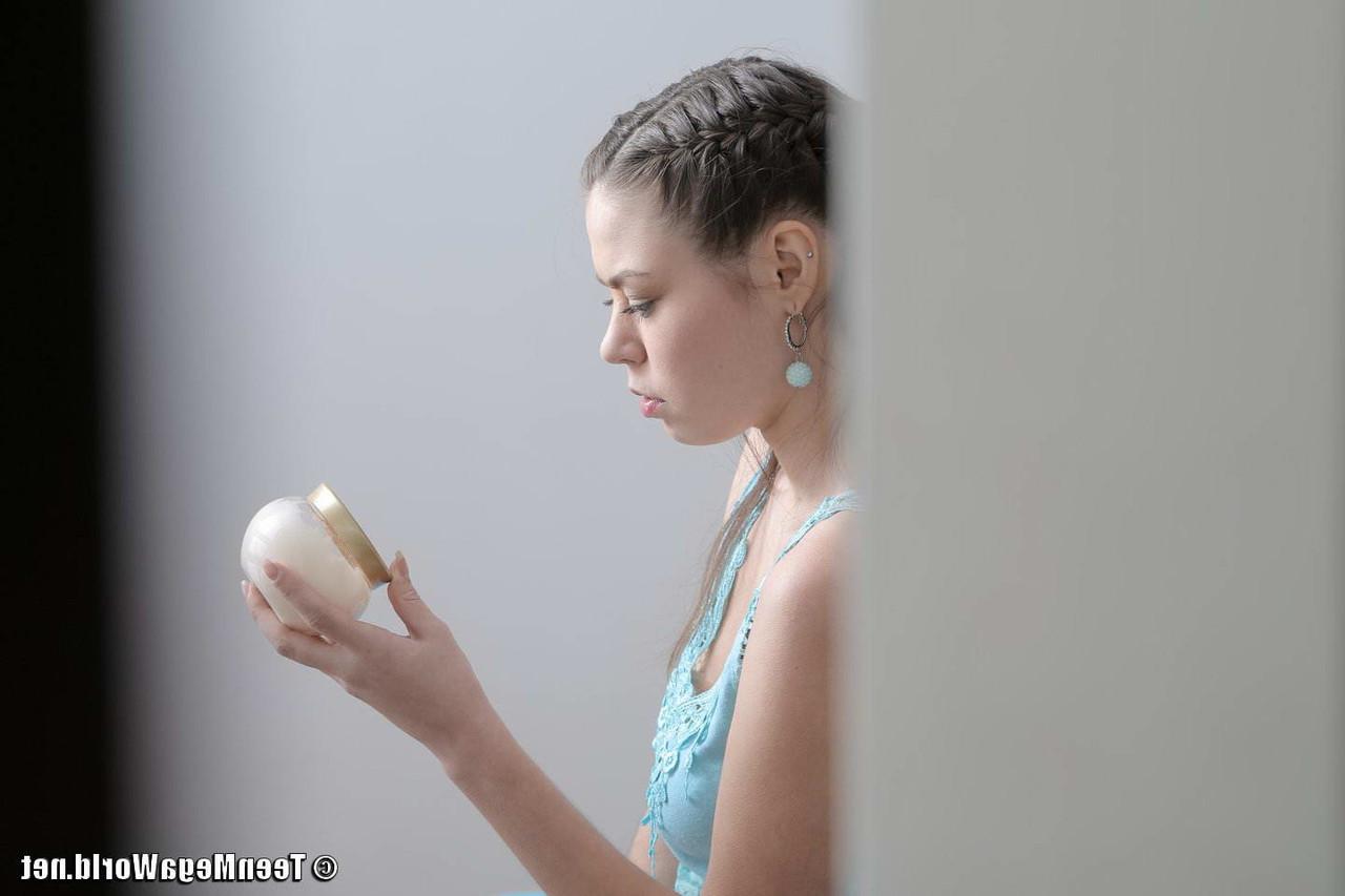14P Petite adolescente porte ses cheveux en tresses serrées tout en se laissant séduire par un masseur