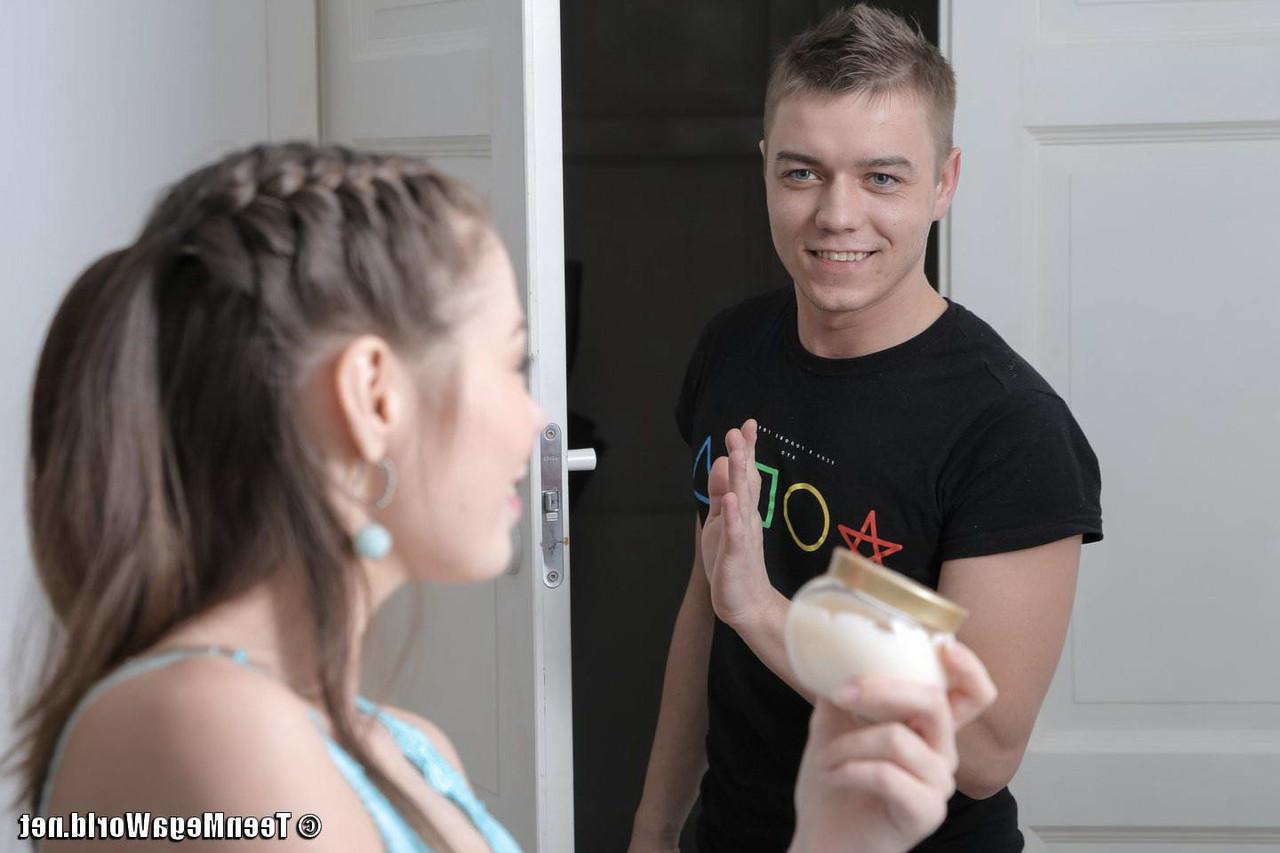 14P Petite adolescente porte ses cheveux en tresses serrées tout en se laissant séduire par un masseur